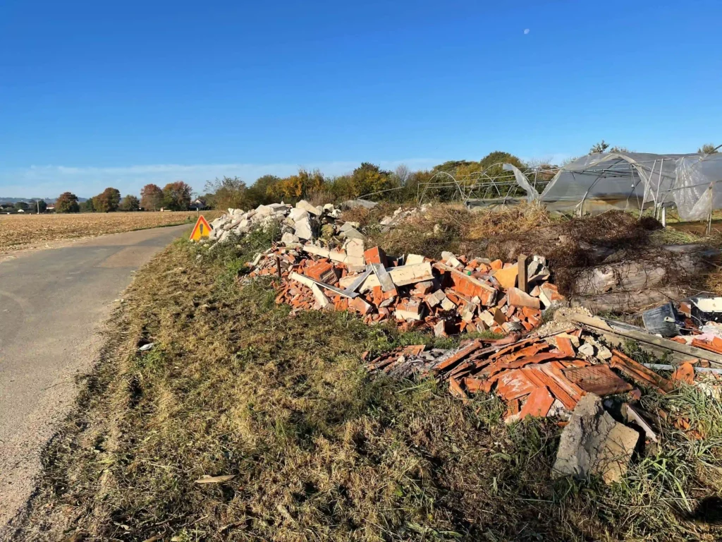 dépôts sauvage de déchets sur le bord d'une route