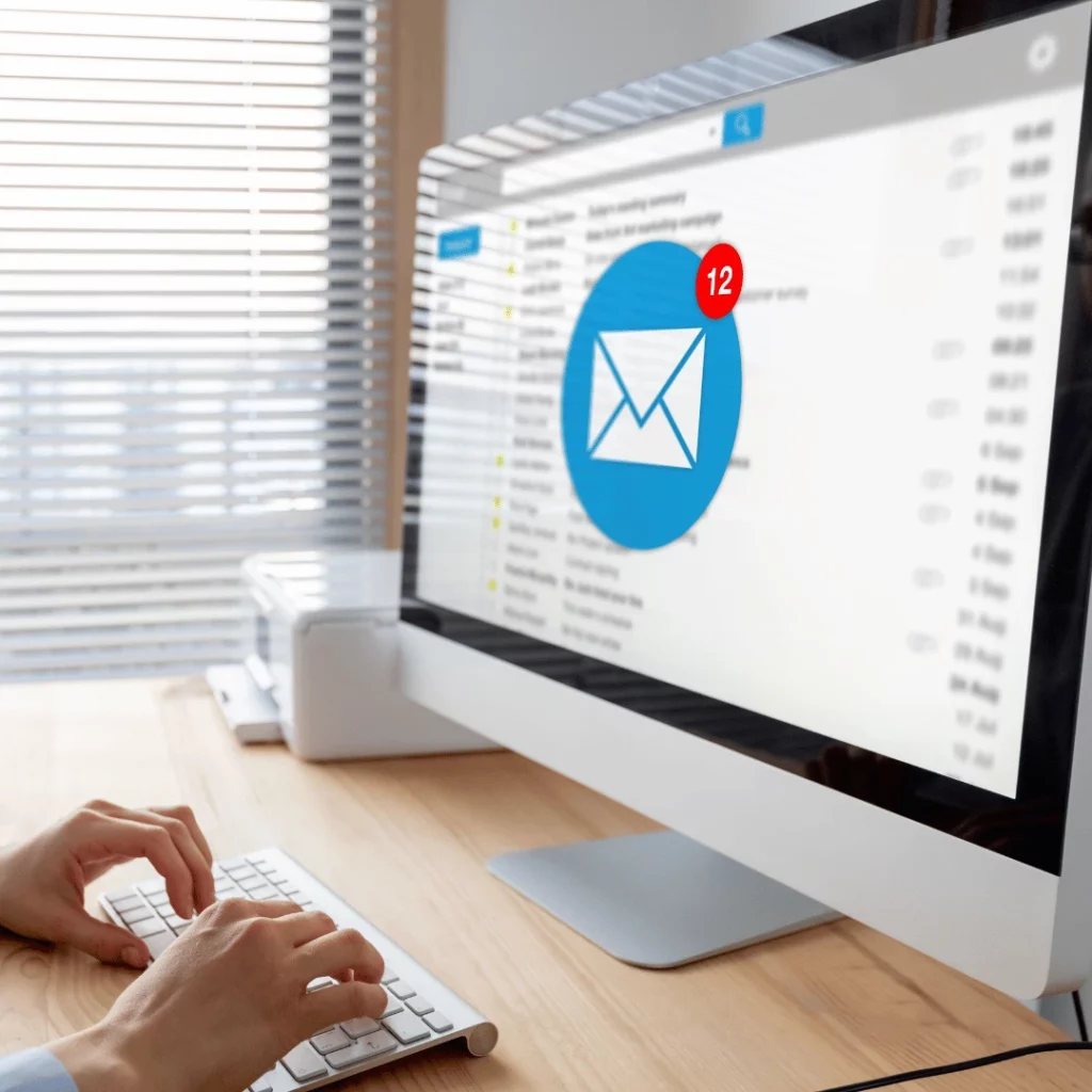 het (10) Consulte ses mails sur son ordinateur