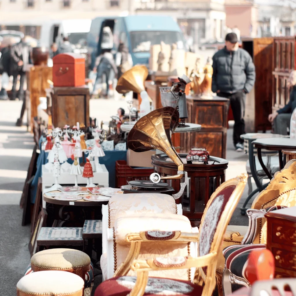 Objets dans une brocante Objets dans une brocante