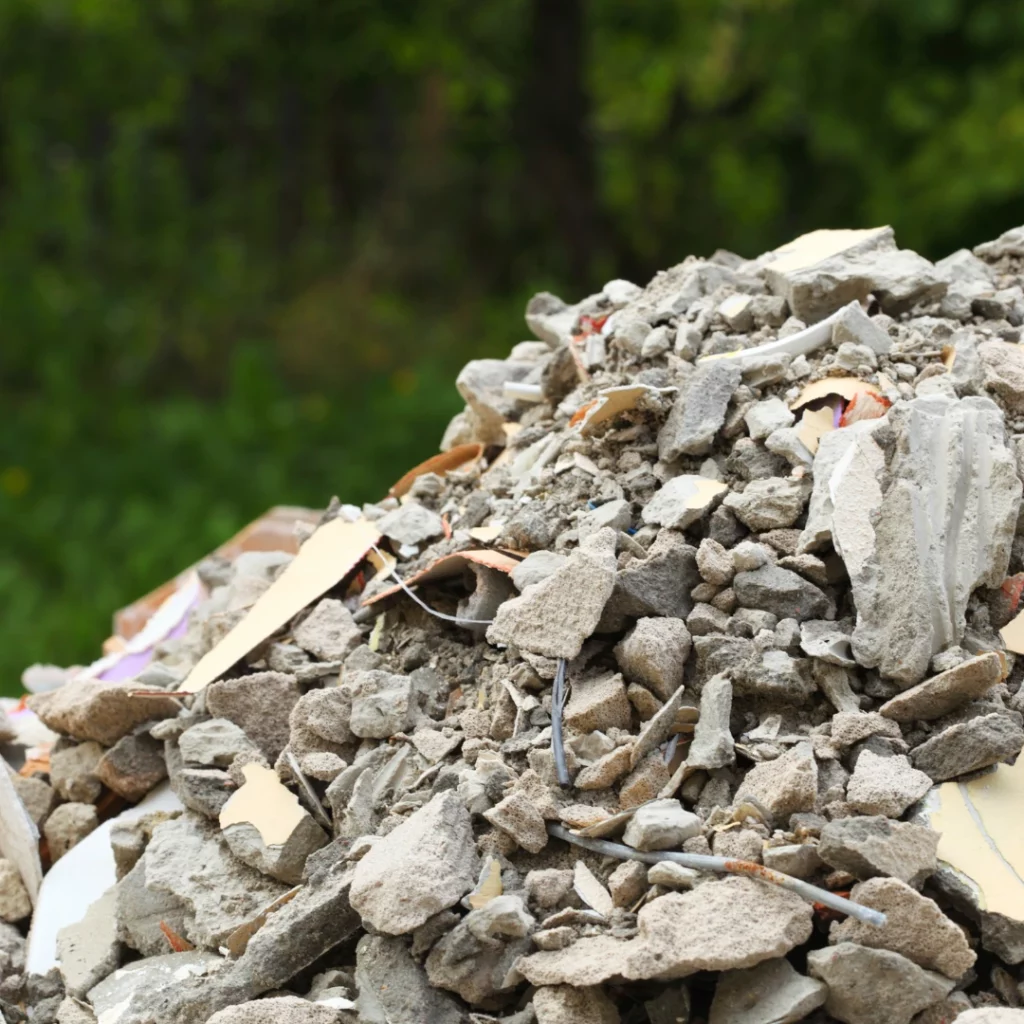 Tas de gravats abandonnées dans la nature