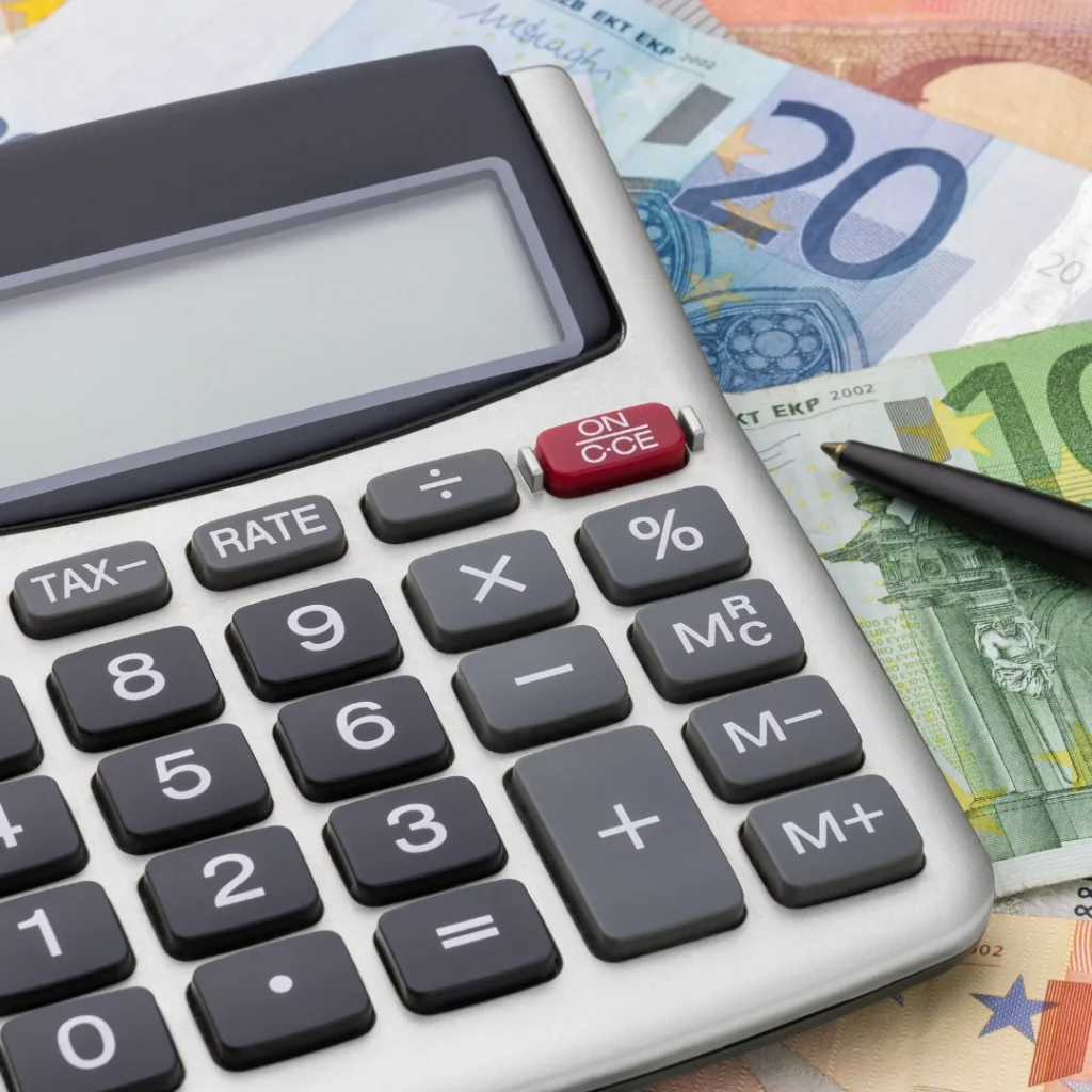 Calculette avec des billets