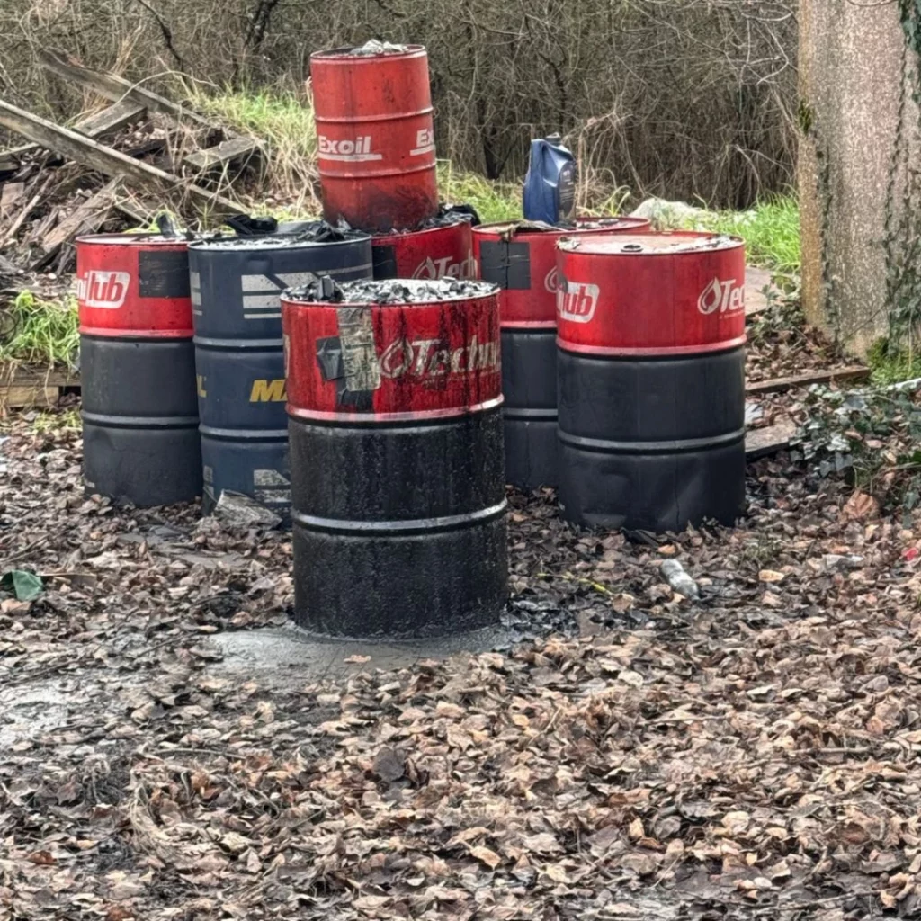 Bidons dans la nature remplis de produits polluants 