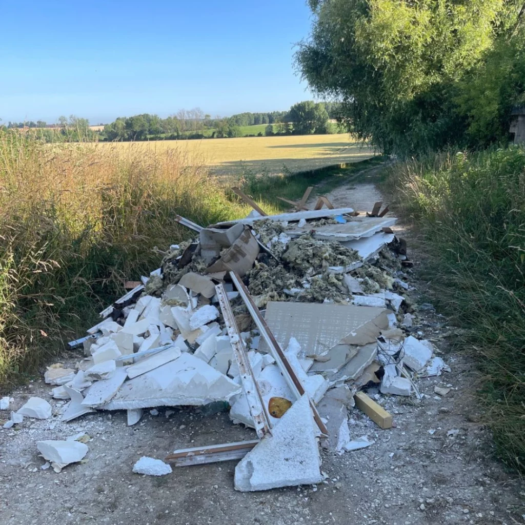 Déchets du BTP abandonnés sur un chemin