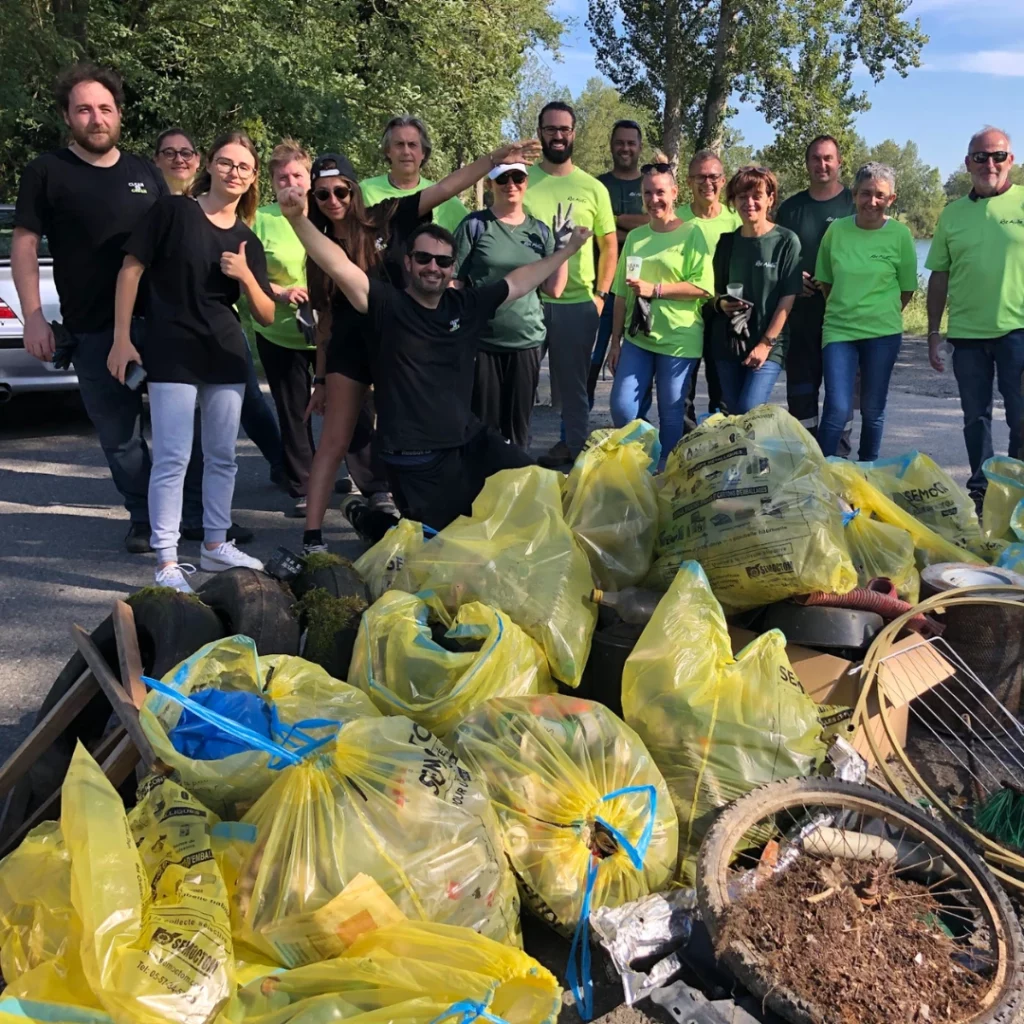 Des bénévoles de l'association Clean4green ayant ramassés des déchets Des bénévoles de l'association Clean4green ayant ramassés des déchets