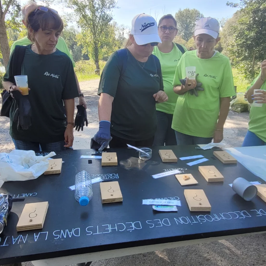 Bénévoles qui jouent au jeu du temps de décomposition des déchets dans la nature Bénévoles qui jouent au jeu du temps de décomposition des déchets dans la nature
