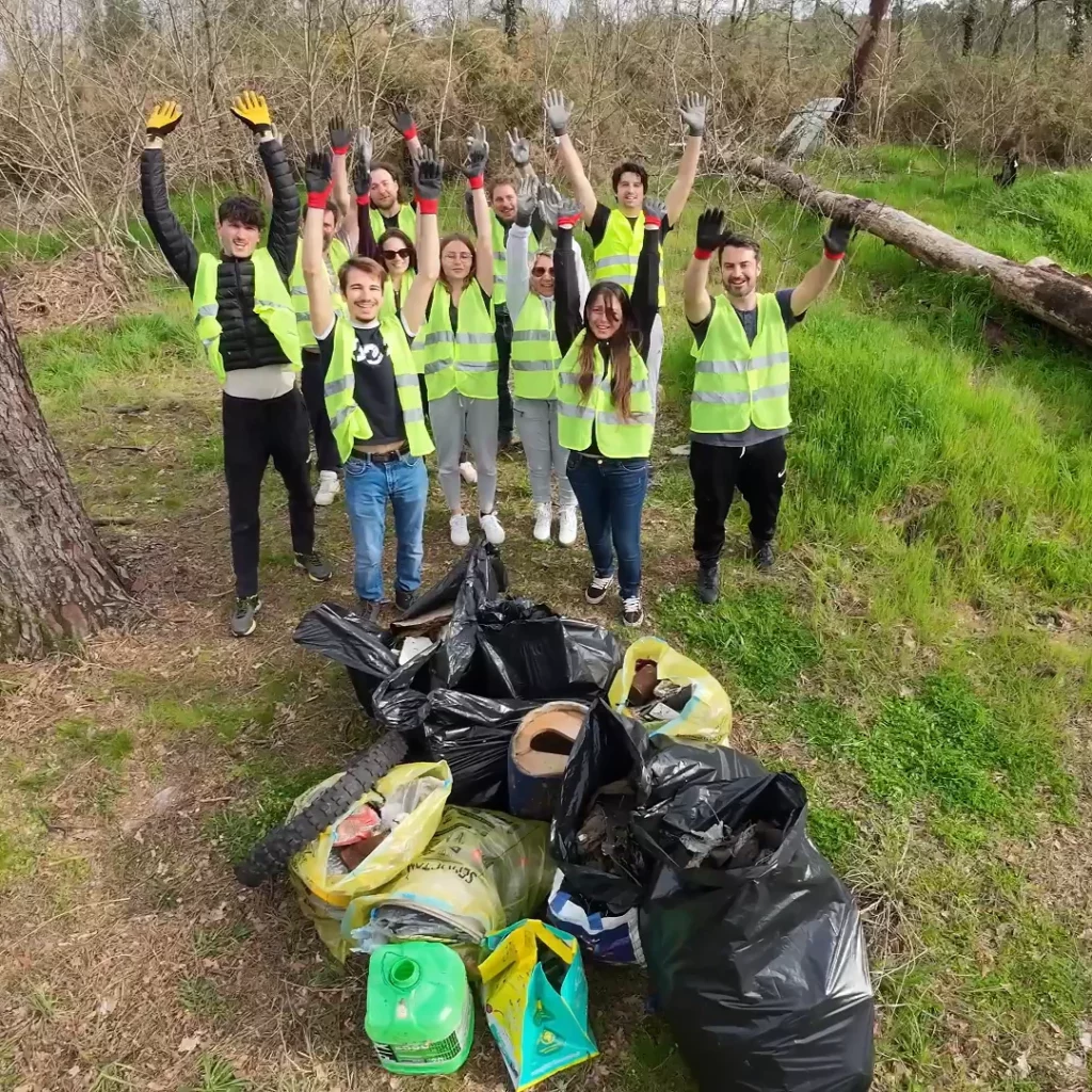 Des bénévoles de l'association Clean4green venant de ramasser des déchets dans la nature Des bénévoles de l'association Clean4green venant de ramasser des déchets dans la nature