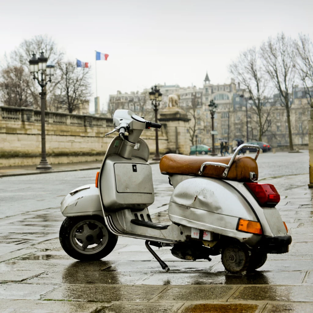 Scooter abimé et abandonné