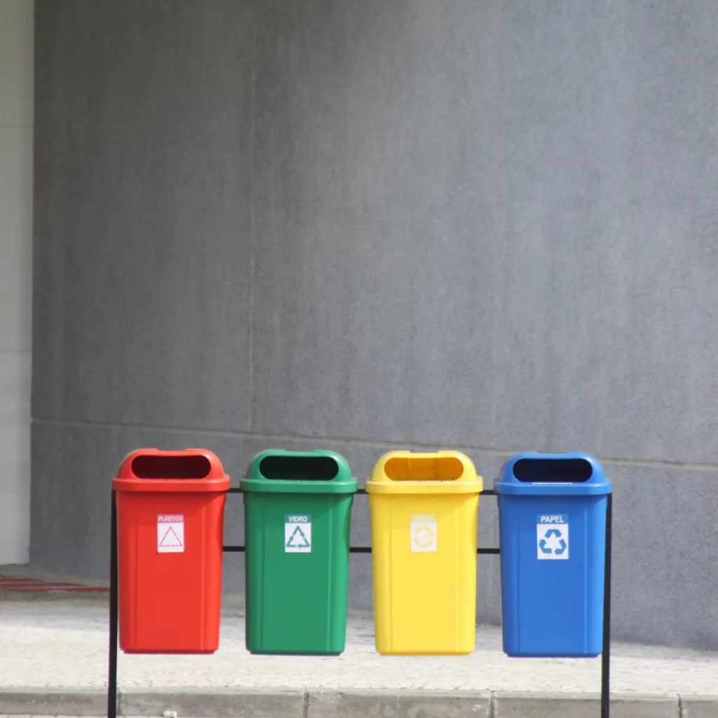 4 poubelles de recyclage de couleur rouge, verte, jaune et bleue